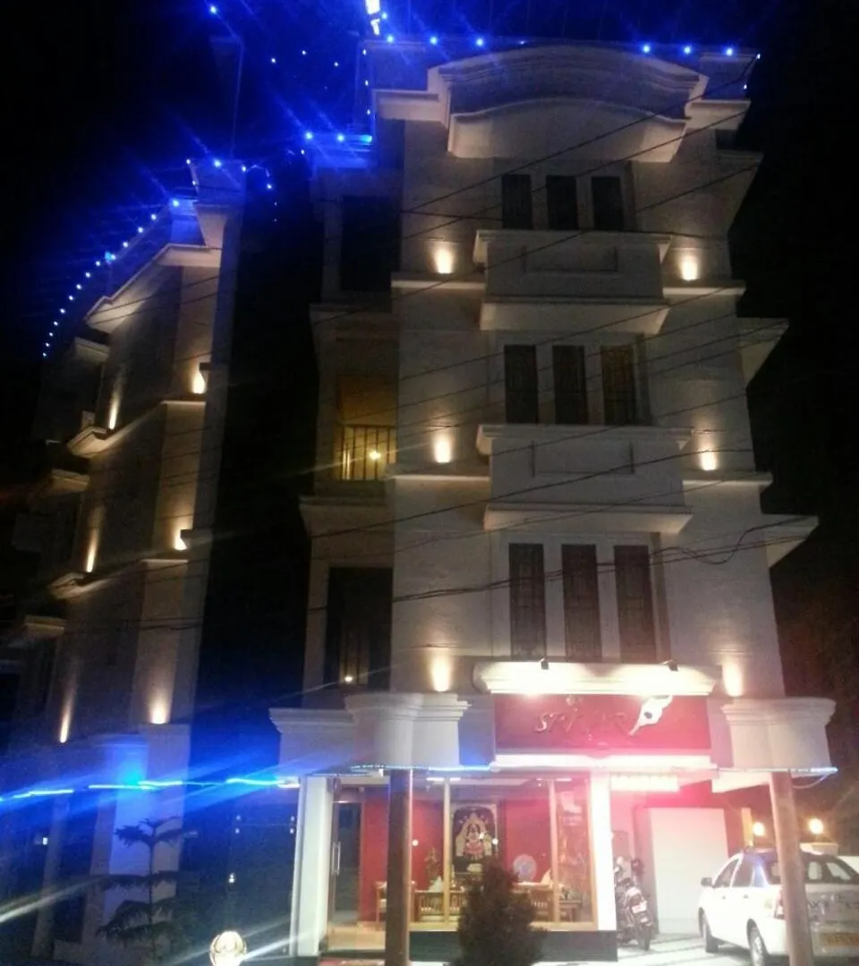 Srivar Hotels Гуруваюр