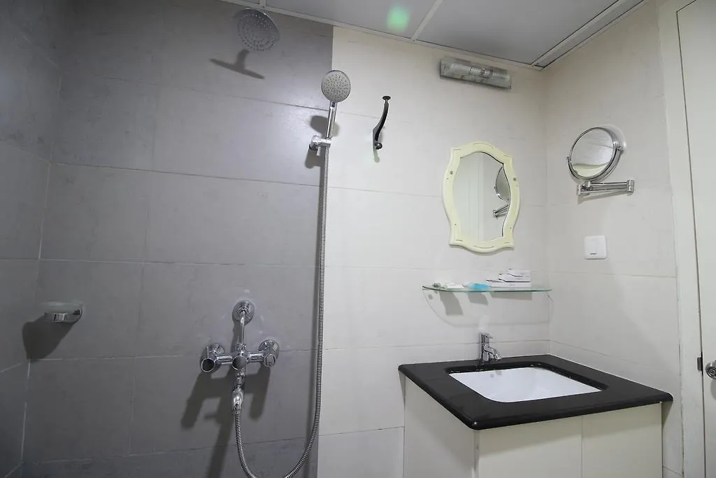 ***  Srivar Hotels Гуруваюр Индия