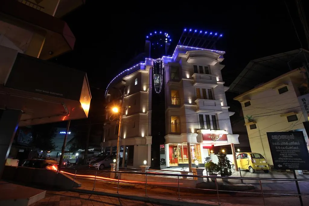 Srivar Hotels Гуруваюр